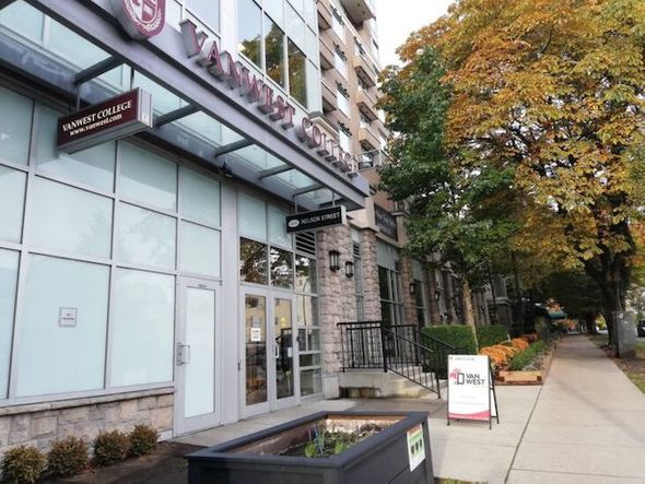 VanWest College view（外観）